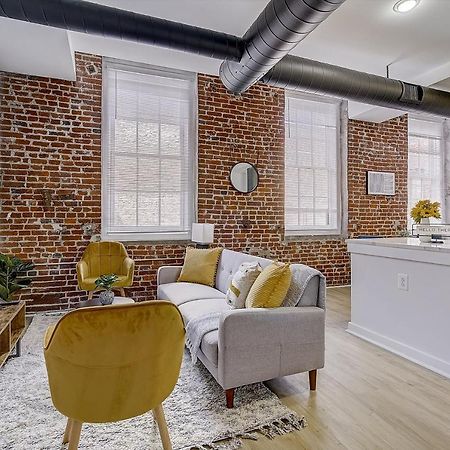 Frontdesk I Carriage Wheel Lofts Apts Philadelphia Apartment ภายนอก รูปภาพ