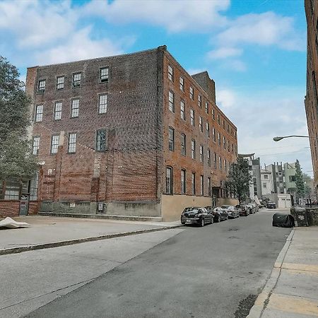 Frontdesk I Carriage Wheel Lofts Apts Philadelphia Apartment ภายนอก รูปภาพ