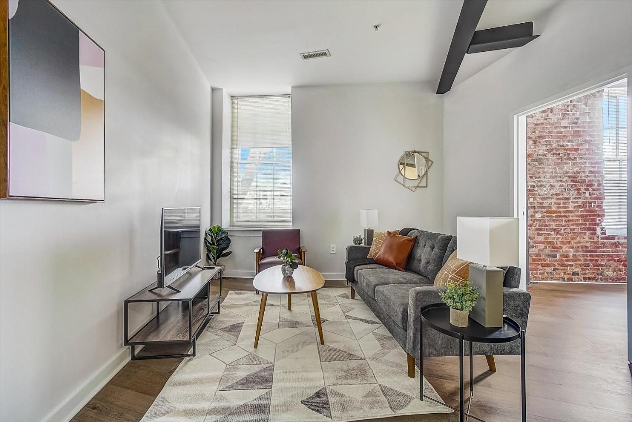 Frontdesk I Carriage Wheel Lofts Apts Philadelphia Apartment ห้อง รูปภาพ