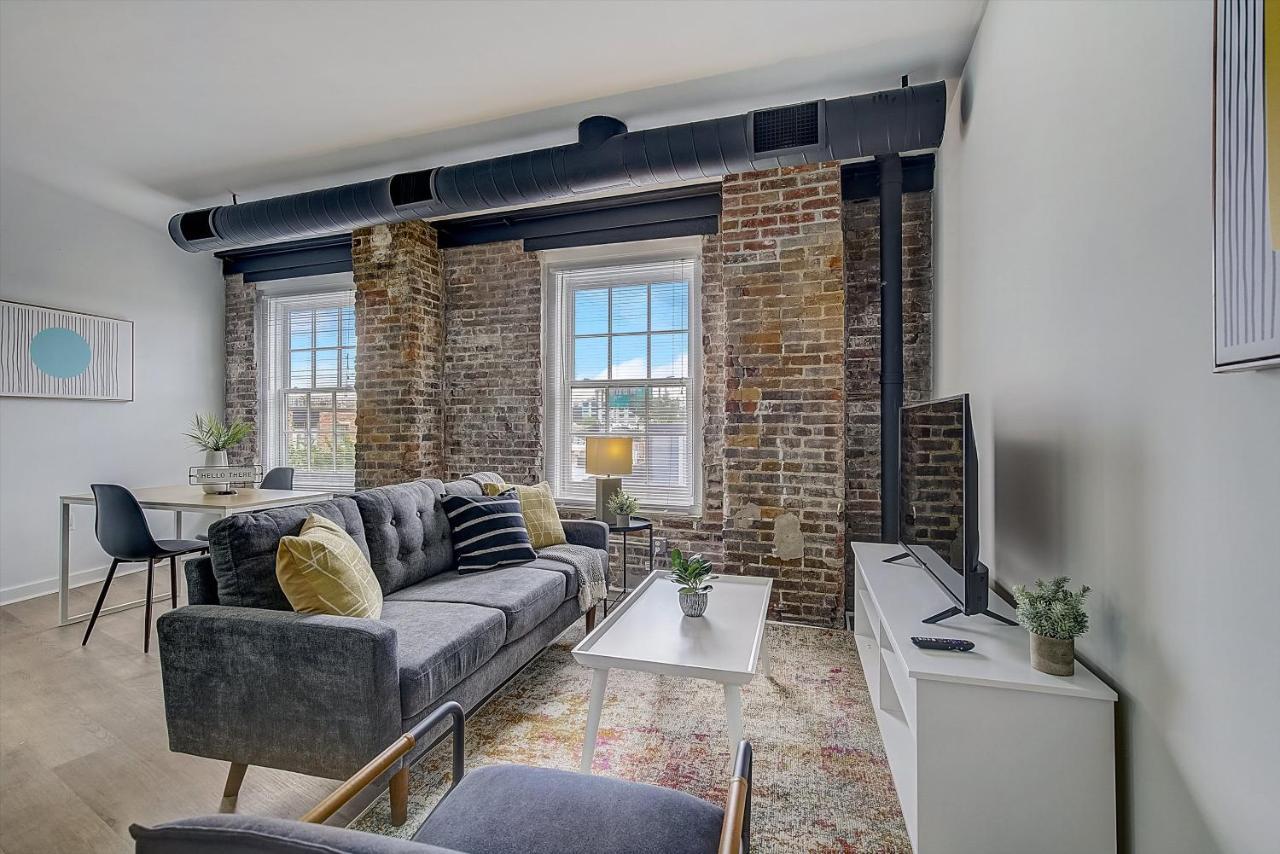 Frontdesk I Carriage Wheel Lofts Apts Philadelphia Apartment ห้อง รูปภาพ