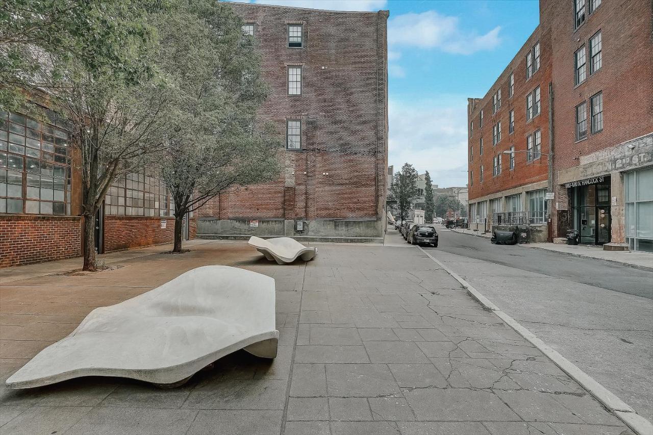 Frontdesk I Carriage Wheel Lofts Apts Philadelphia Apartment ภายนอก รูปภาพ